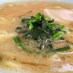 横浜らーめん 本牧家 - ラーメン並(近景)