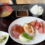 Yakiniku Hachiya - 和牛焼肉定食　みそ汁、ライス、お新香、お肉３種タン、カルビ、ホルモン