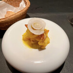 ベルエキップ - 2. 新玉葱と白つぶ貝のマリネ　※みかんのパン付き