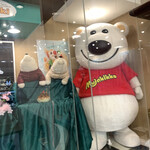 Shirokuma cafe - 店頭には可愛いクマがたくさん飾られてる