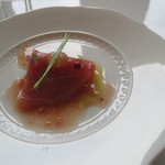 まぐろのカルパッチョ、エシャロットと魚醤で2