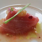 まぐろのカルパッチョ、エシャロットと魚醤で1