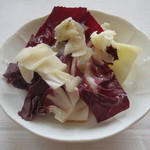 サーラ アマービレ - トレビスとアンディーヴ、プロヴォローネ・チーズのサラダ1