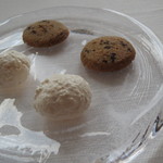 サーラ アマービレ - 小菓子：エスプレッソのクッキー、ココナッツのメレンゲ