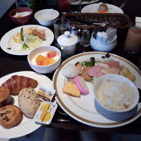 フォレストガーデン - 私の朝食時のブッフェ盛り付け(o´艸`)♪鮭の焼き魚・・・かまぼこ・・・卵焼きと・・・和なチョイスもちらほら・・・(笑)♪