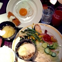 フォレストガーデン - 夫の朝食時のブッフェ盛り付け♪小さめな・・・とろろそばもありましたよ～(#^.^#)♪