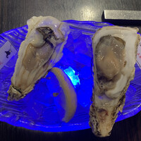 MAIMON GINZA - 生牡蠣2個/北海道のブランド牡蠣「マルえもん」と長崎五島列島の牡蠣を食べ比べ