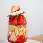 ハナツムリ - 【2023.05】春いちごのパフェ(税込968円)
