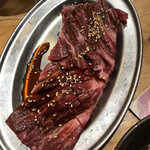 Wagyu U Yakiniku Jukusei O Otoro Gyuutan Kokusan Gyuu Horumon Date No Kura - こちらのハラミはコンロサイズのものを塊で焼き、切って食するタイプだが、めちゃくちゃ美味い！ハラミのジューシーさは、塊で焼いてこそ更に堪能できる！