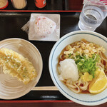 うどん 一福 - ぶっかけ(1玉)+梅おにぎり+イカ、真上から！