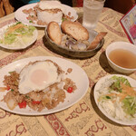 Makan - ガッパオ(ジャスミン米)、サラダ、スープ付きで950円♪とくにスープが美味しかったです✨ガッパオもボリューム満点でした