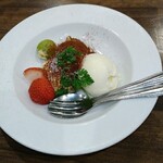 Trattoria AVANZA - デザート、自家製アイスとティラミス