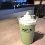 MIX juice cafe - ◆抹茶スムージー（580円・・甘くないかもと選んだのですけれど、私には甘いですね。(^◇^;) 生クリームも1/3程度でいいかも。もう少しお抹茶風味が濃い方が好み。