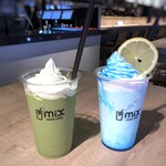 MIX juice cafe - ◆スカイブルｰスムージー(780円）と抹茶スムージー（580円）を。 どちらも量たっぷり。