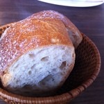 Le Caneton - バゲットはバリっとかためのクラスト（パンの表皮）とうっすら塩気を感じる独特の美味しさ