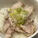 香港彭記雲呑専門店 - 蒸し鶏ネギソース掛けご飯（小）