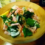 菊乃家本店 - ベーコンとほうれん草のサラダ