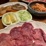 Yakiniku Heiwaen - イカホタテの海鮮焼き、霜降り牛たん、白菜キムチ