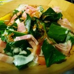 菊乃家本店 - ベーコンとほうれん草のサラダ