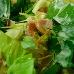 菊乃家本店 - ベーコンとほうれん草のサラダ 接写