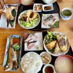 Kai’s Kitchen - 豪華定食！
                        焼き、煮付け、刺身、フライ。美味しい魚料理のオンパレードにご飯がかなり進みます。