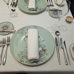 Grand rocher - 美しく上品なテーブルセッティング、カトラリーは気品あるクリストフル