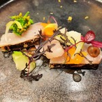 Grand rocher - 熟成させたねっとり甘味のあるサワラに、白味噌と黒にんにくソースやふきのとうのソース、サッパリ酸味のヴィネグレットソースや金柑のコンポートが相性抜群