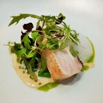 Grand rocher - ＆ホロリと絶妙の火入れ、魚の出汁やクリームを合わせた日本酒入りのソースや、爽やかな柚子の泡が和食みたいな軽やかさ