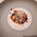 Grand rocher - 前菜2品目は牡蠣のムニエル、洗練された盛り付けで様々なソースや素材とのハーモニーが豪華