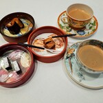 Grand rocher - 食後のドリンクはコーヒーorりんごの香りのハーブティー、3種類のミニャルディーズと共に