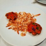 Grand rocher - 230302_パリッと薄いタルト生地にプチュッと広がる甘海老の甘味、昆布のジュレや甲殻類の味噌パウダーが絶妙のバランス