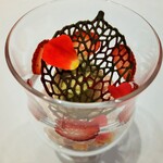 Grand rocher - 葉っぱ型のよもぎのチュイルの下はもちもち求肥や桜あんクリーム、程よい塩気のよもぎアイスや甘酸っぱい苺ジュレ、スポンジのジェノワーズが重なる絶妙のバランス