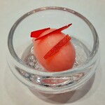 Grand rocher - アヴァン・デセールは可愛いピンク色のりんごのソルベ♪甘酸っぱいりんごソルベに砕いたりんごのキャンディをトッピングして、りんご飴を再構築