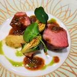 Grand rocher - どっしり分厚いさつまポークは、表面は香ばしく中はしっとり柔らか！フォンドボーやマスタードを合わせたソースに、薄切りポテトを重ねたポム・ガレット、甘くソテーした玉ねぎのフォンデュも合う！