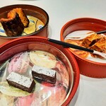 Grand rocher - 手前はヴァローナの高級チョコを使った濃厚なロッシュショコラ、左奥はカリッカリで中もっちりカヌレ・ド・ボルドー、右奥はくるみやナッツにキャラメルをからめたエンガーディナー