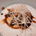 Grand rocher - 濃い旨味が詰まった牡蠣のムニエルに、まろやかなゆり根のピュレやコク深い甘味のヴィンコットソース、ローストナッツや蕪とミョウガもいいアクセント