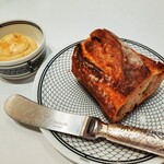 Grand rocher - パンデュースさんのバゲットは小麦の風味が豊か、焦がしバターはムースのようになめらかで、カラメルを思わせる甘味と深みあるバターのコクが止まらなくなる味わい