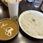 インド料理 シリジャナ - Bセット(チキンカレー＋ライス＋ラッシー) 950円