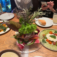 AWkitchen figlia 渋谷スクランブルスクエア - 前菜3点（バーニャカウダー、チーズとトマトのカプレーゼ、サーモンのカルパッチョ）