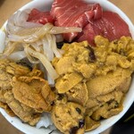 あけみちゃん号 - 他のお店で買ったイカとうにが入っています。