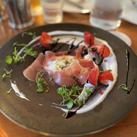 レストラン ラ・マーレ - いちご、生ハム、ブッラータチーズ