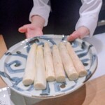 肉割烹 岡田前 - 今がまさに旬のホワイトアスパラガス。フランスからだそうです。