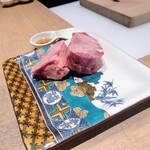 肉割烹 岡田前 - 美しく切り分けられた、タン元。