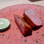 肉割烹 岡田前 - 尾崎牛タン元のステーキ。一口目はそのまま。二口目はすだちで。