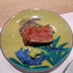 肉割烹 岡田前 - 続いて松坂牛のタタキ。山葵はつまみで。