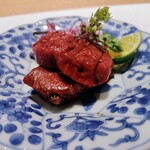 肉割烹 岡田前 - 松坂牛のフィレを漬けで。肉の甘みと漬けタレがお口の中で溶けます。