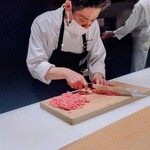 肉割烹 岡田前 - イチボをユッケに。