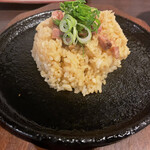 梅花亭 - 熱々にもほどがある鉄板に卵を入れて完成。自分で完成させる楽しさがある。