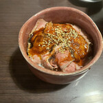 梅花亭 - 豚めし。甘いタレだがくどくない。米。とにかく米が美味い。