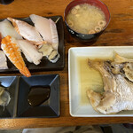 ふる川 - 握り寿司(味噌汁付)＝980円
            鯛のあら炊き＝300円←テイクアウト商品